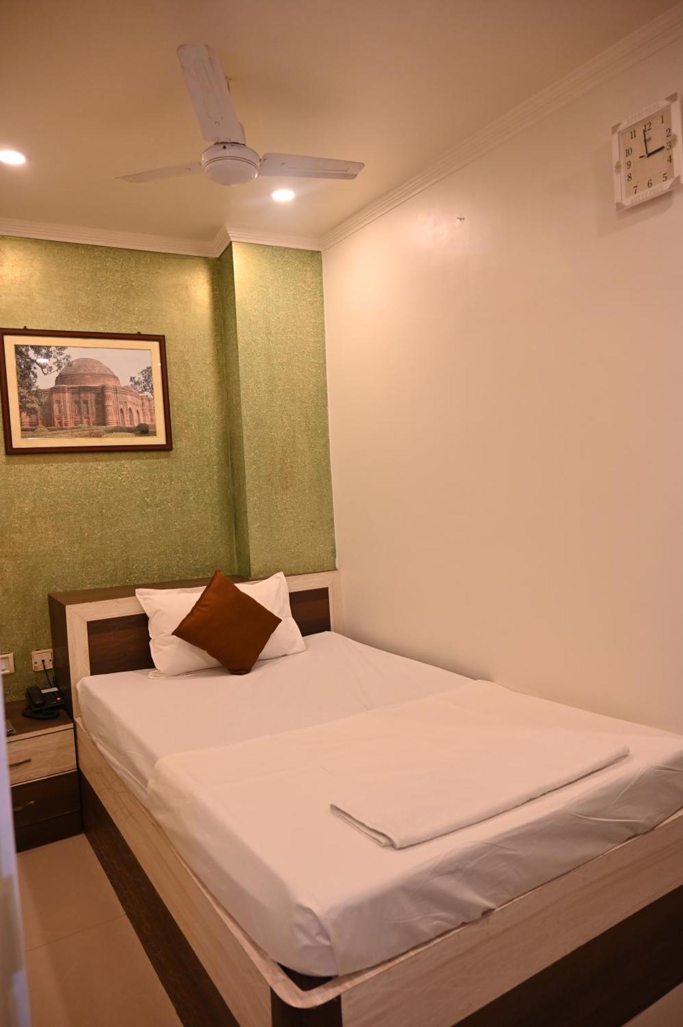 Hotel Gitanjali Māldah Extérieur photo