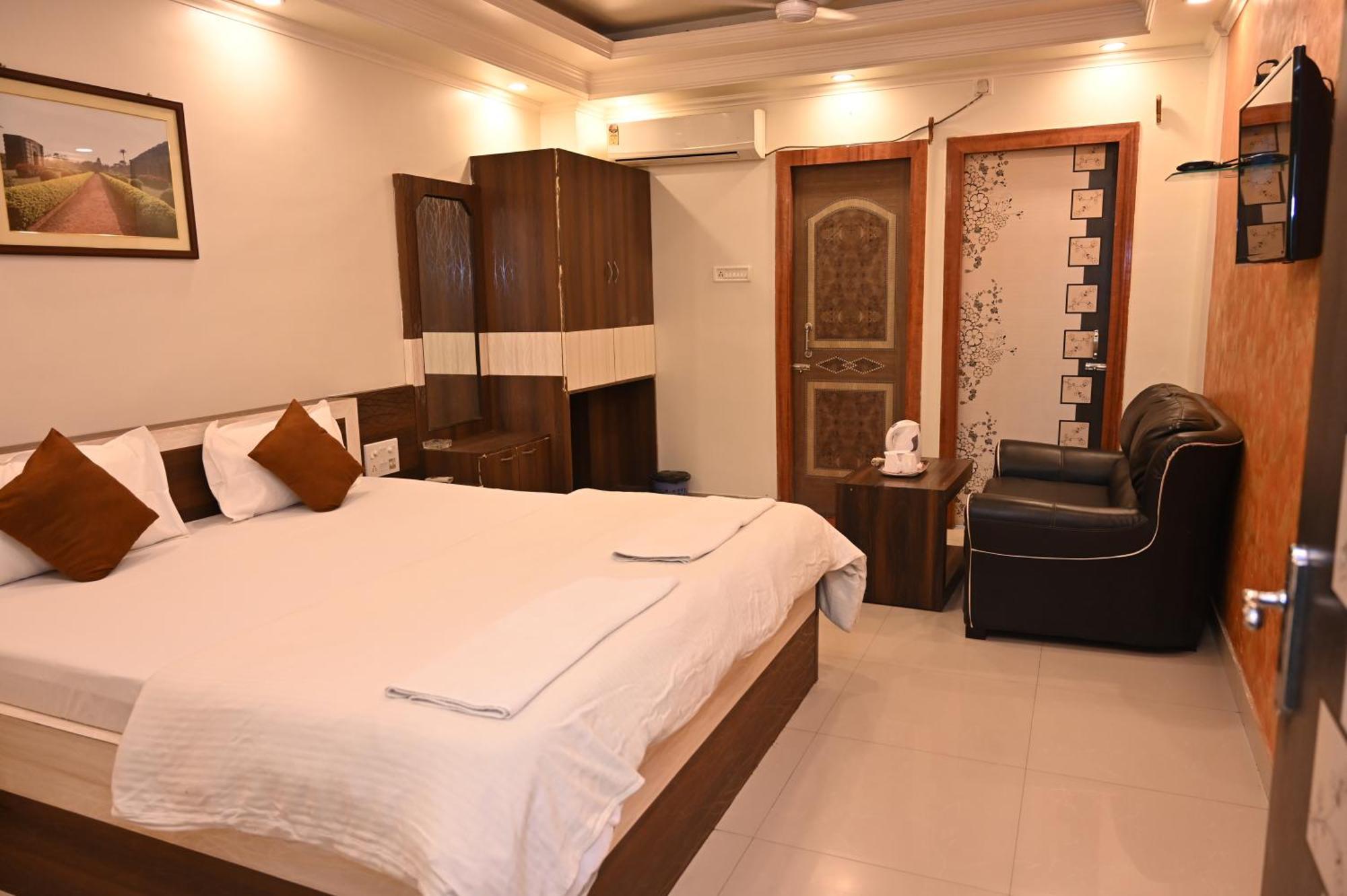 Hotel Gitanjali Māldah Extérieur photo