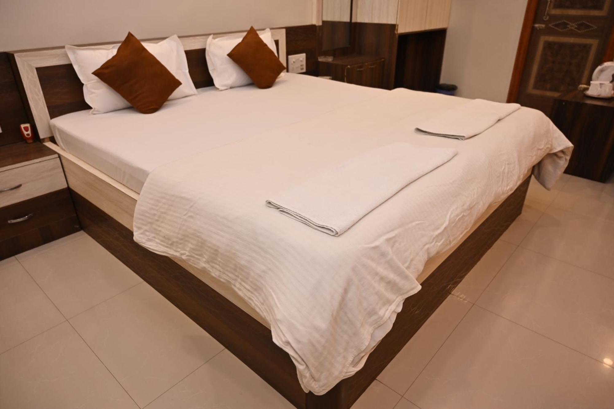 Hotel Gitanjali Māldah Extérieur photo