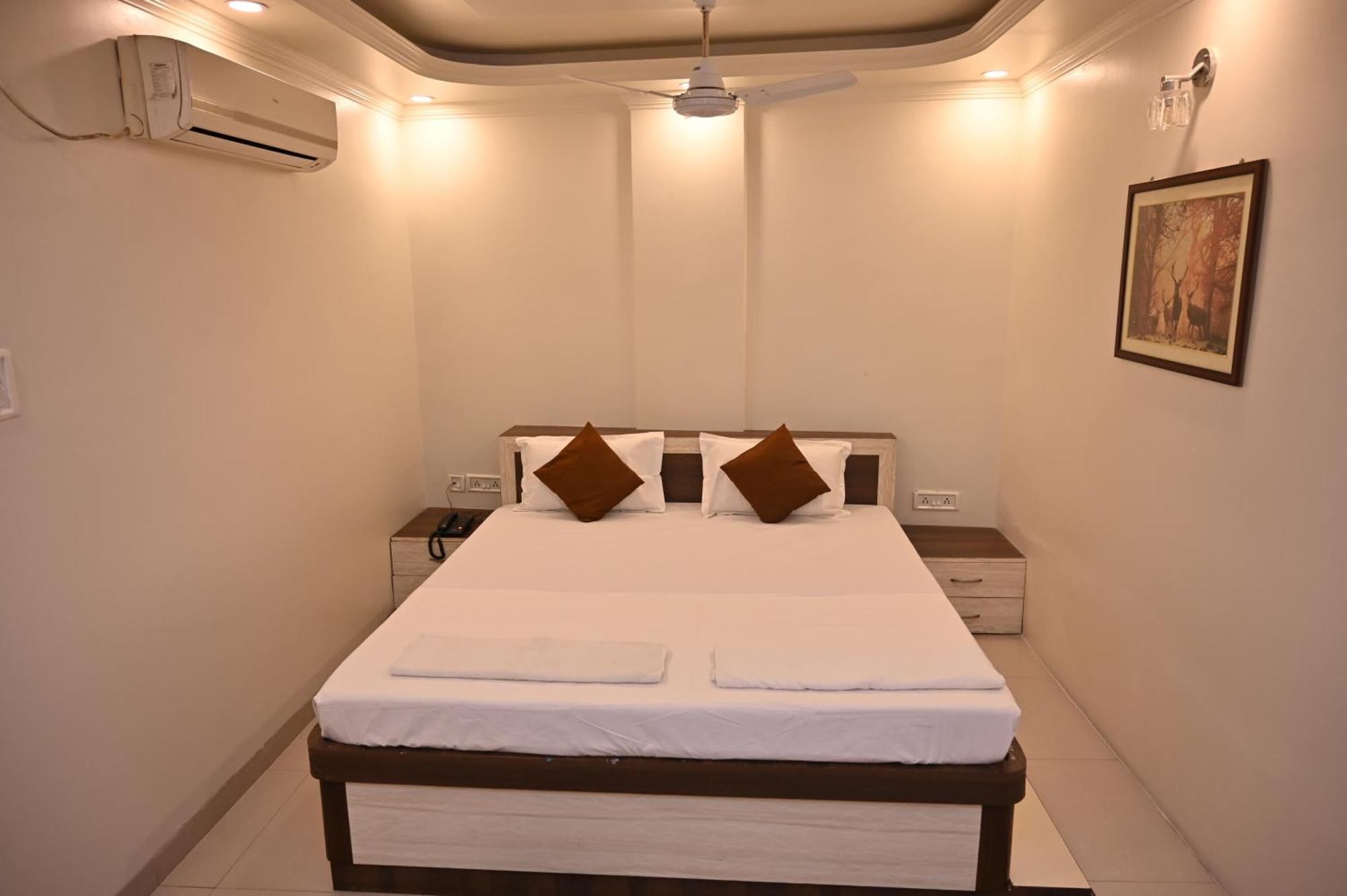 Hotel Gitanjali Māldah Extérieur photo